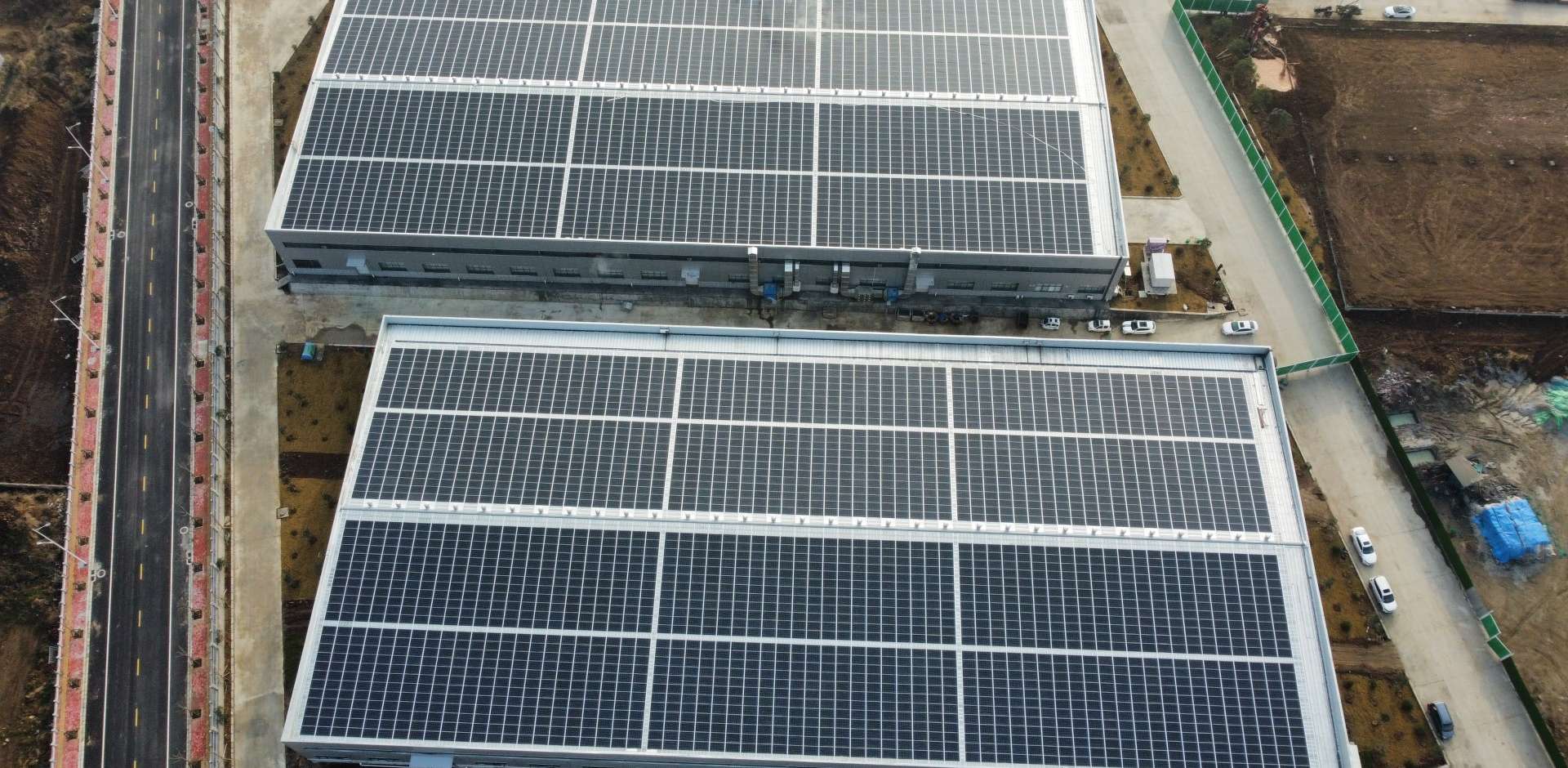 1920-2021年3月，河南唐河縣 中部食品城BIPV光伏項(xiàng)目，裝機(jī)量1.8MW，年發(fā)電200萬(wàn)度，滿足45%用電需求.jpg